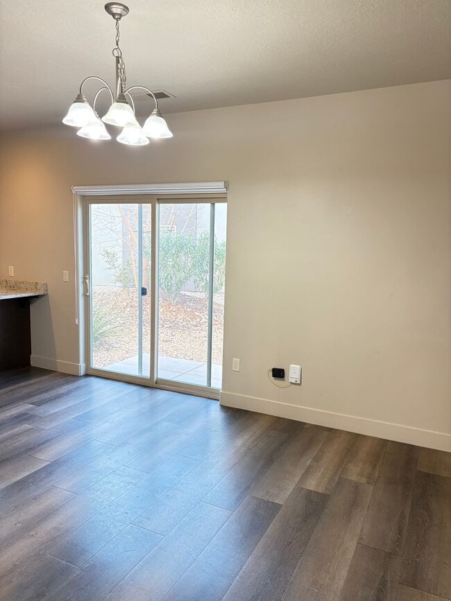 Building Photo - BEAUTIFUL TOWNHOME!