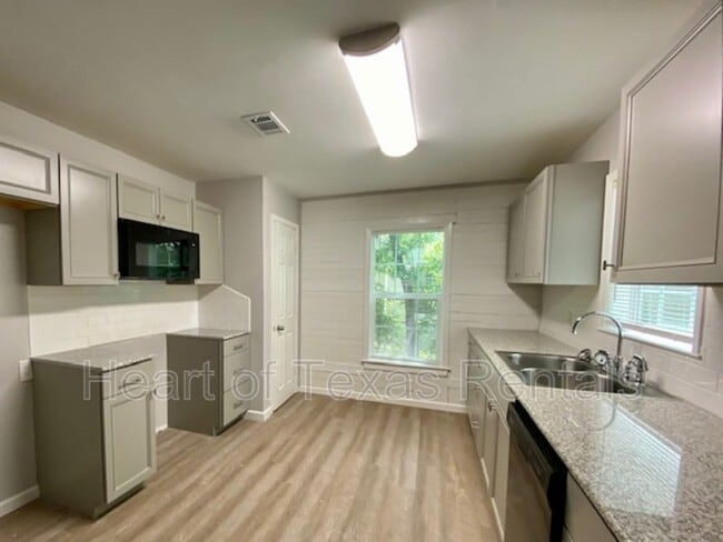 Building Photo - 3600 Maple Ave