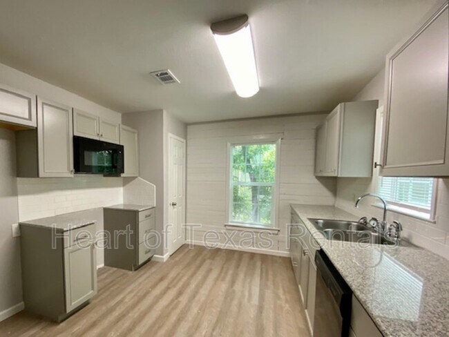 Foto del edificio - 3600 Maple Ave