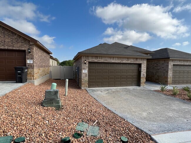 Building Photo - 9931 Westover Bluff
