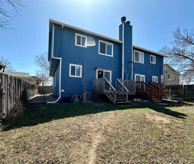 Building Photo - Spacious 3 Bedroom 2.5 Bath in Englewood! ...