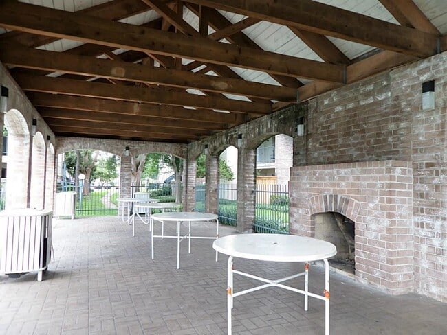 Foto del edificio - 3900 Woodchase Dr