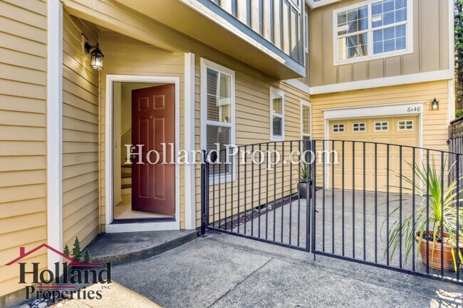 Foto del edificio - Charming 3-Bedroom Home with Wood Floors, Gas Fireplace & Private Patio