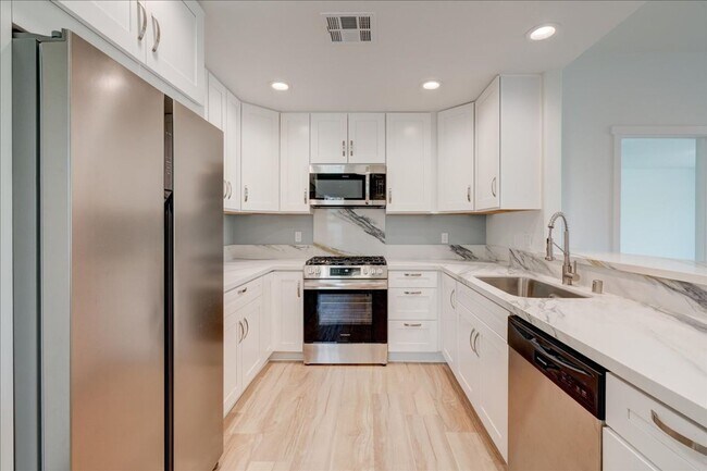 Building Photo - 545 Lands End Way