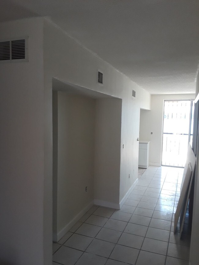 Foto del edificio - 10730 NW 7th St