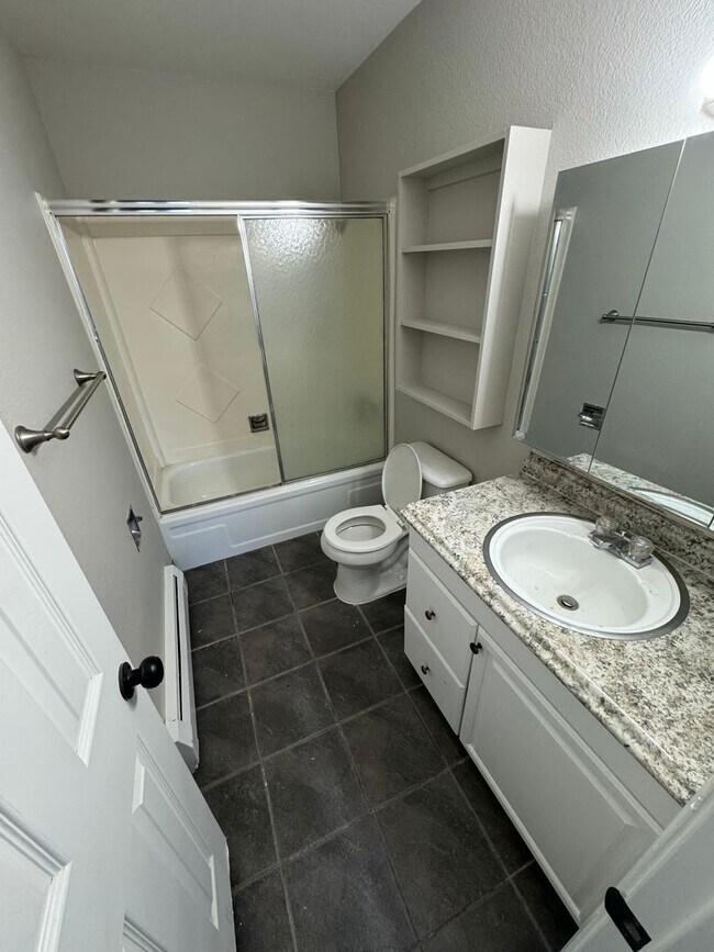 Foto del edificio - Newly Renovated 2 Bedroom, 1.5 Bathroom To...