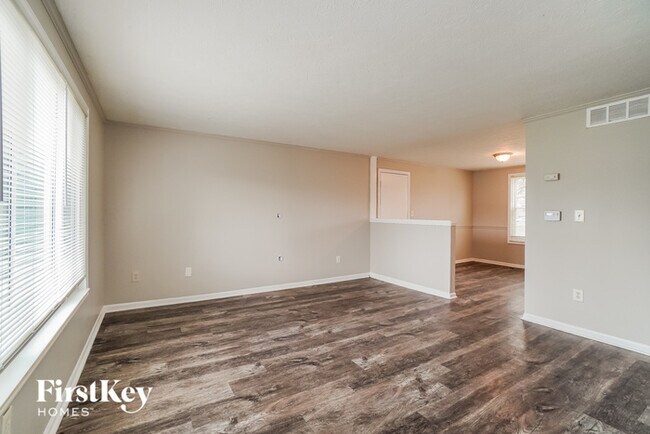 Building Photo - 2879 Continental Dr