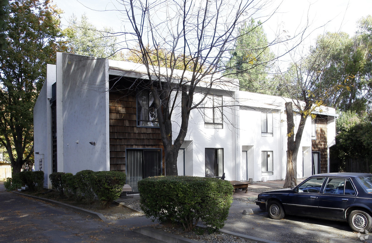 Building Photo - 614 Adams St