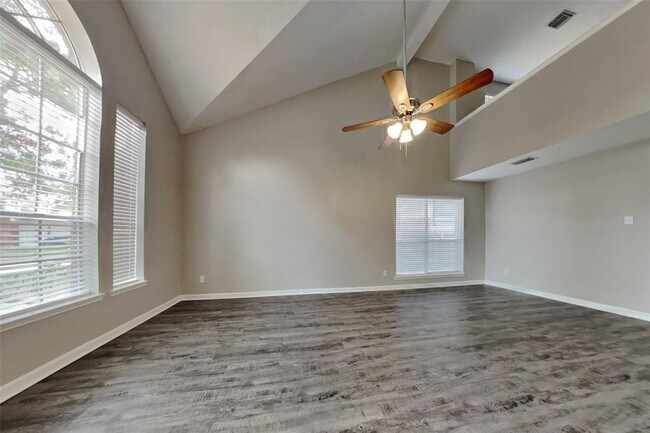 Foto del edificio - 20415 Drakewood Dr