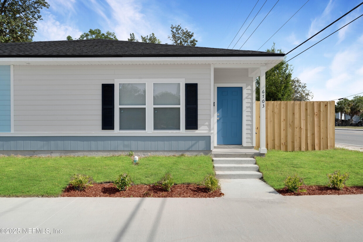 Foto principal - 6703 Bakersfield Dr