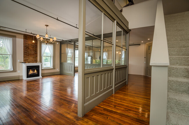 Livingroom with gas fireplace - Montour House