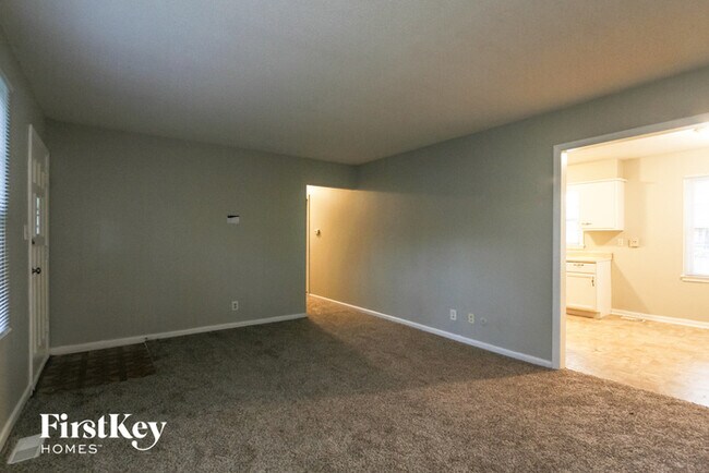 Foto del edificio - 5826 Sylvan Dr