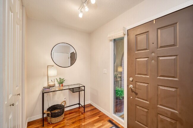 Foto del edificio - "Charming 3-Bed Townhouse with Scenic View...