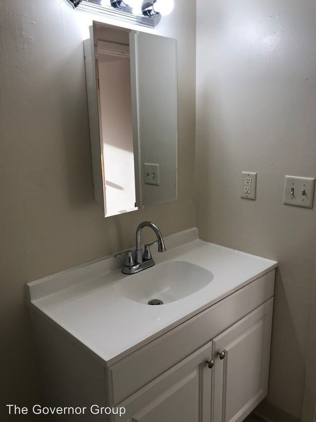 Building Photo - 305 Paul Revere Pl
