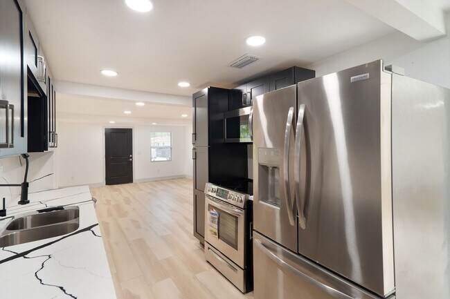 Building Photo - 3/2 Completely Renovated Modern Home in Pr...