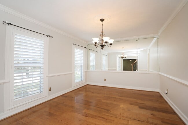 Building Photo - 722 Crossroads Dr