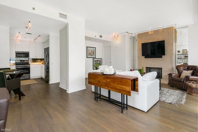 Foto del edificio - 1 br, 1 bath  - 250 E Pearson St Apt 702