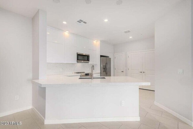 Building Photo - 2511 W Queen Creek Rd