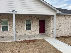 Building Photo - 923 Callie Ave