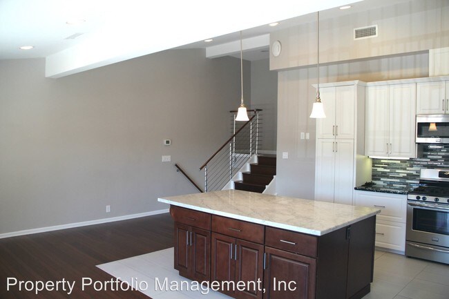 Building Photo - 2309 Eastbluff Dr