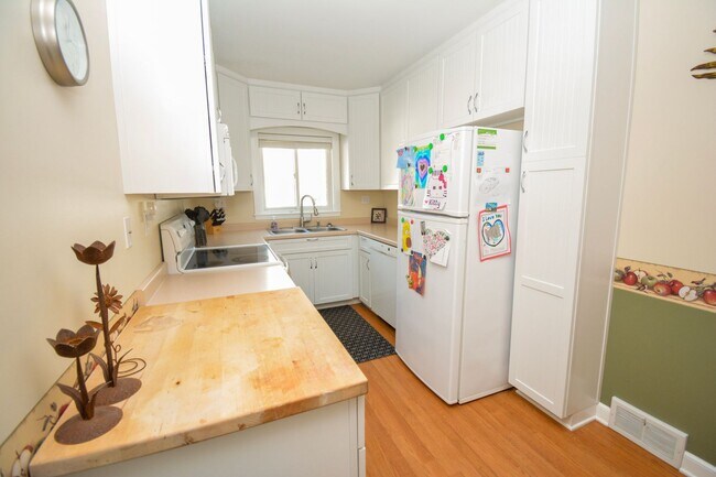 Building Photo - Bright & beautiful home at the end of a qu...
