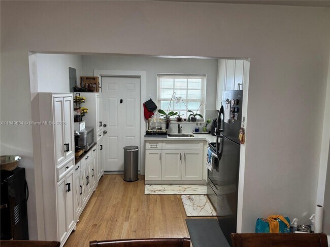 Foto del edificio - 7515 Dickens Ave