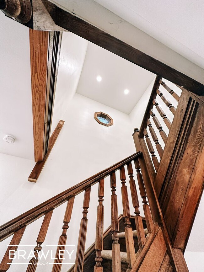 Building Photo - **NEW REMODEL** (AUGUST 2026) INCREDIBLE L...