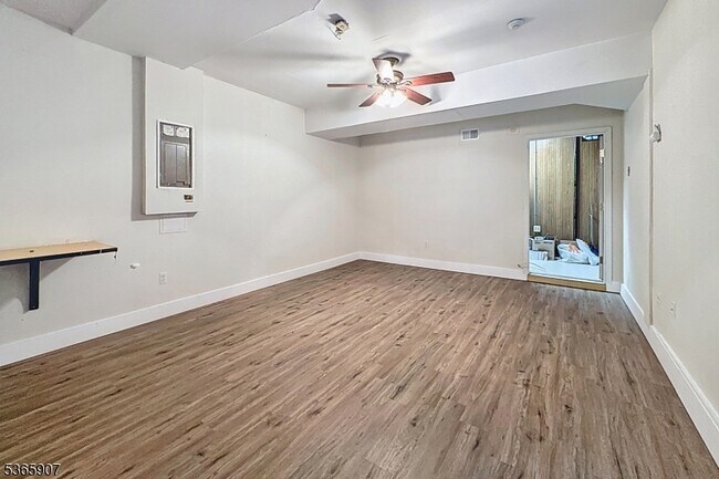 Foto del edificio - 4 Woods Edge Rd