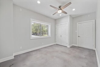Building Photo - 1425 Oak Hollow Dr