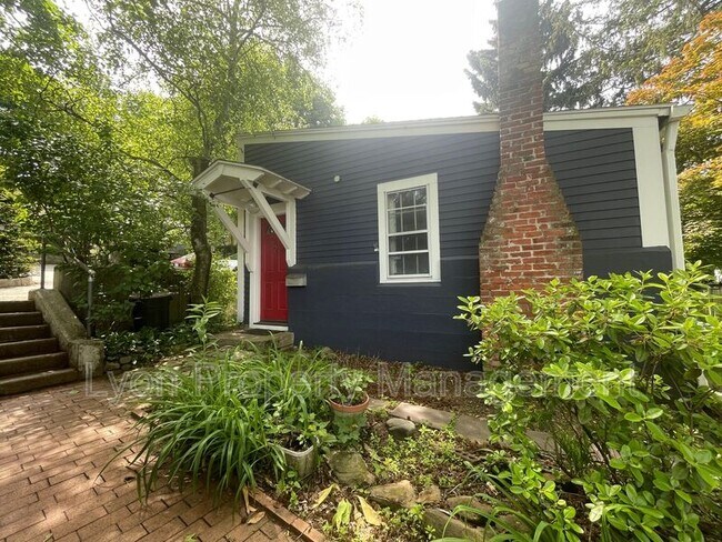 Foto del edificio - 825 Chalkstone Ave