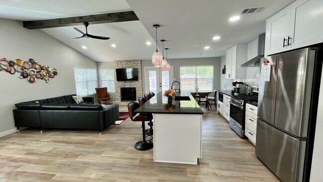 Open Kitchen - 501 Twin Oak Trl
