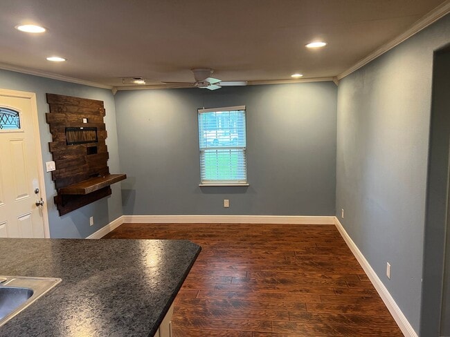 Building Photo - 2 Bed 2 Bath Cottage