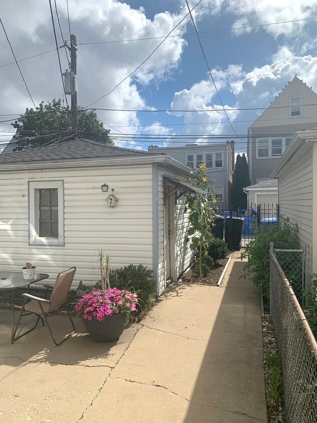 Foto del edificio - 3013 N Hamlin Ave