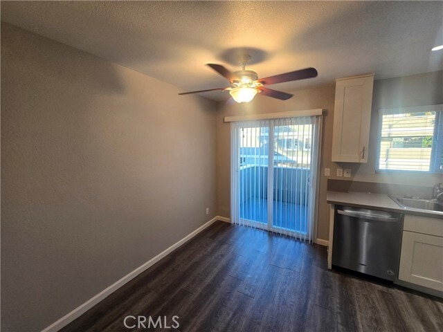 Foto del edificio - 7571 Warner Ave