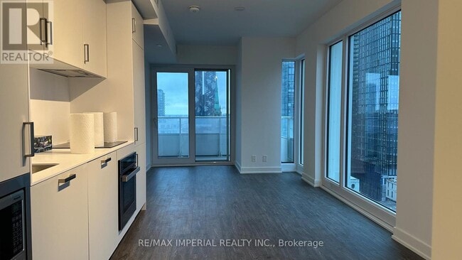 Building Photo - 88 Queen St E