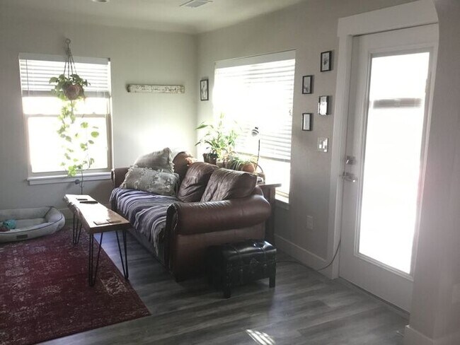 Foto del edificio - Refinished 2 Bedroom Home Near Downtown Fo...