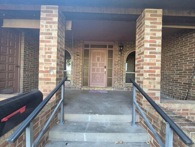 Building Photo - Spacious 4 bedroom 2 bath
