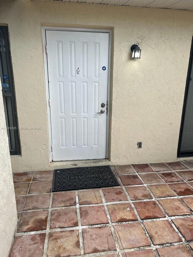 Foto del edificio - 641 Executive Center Dr