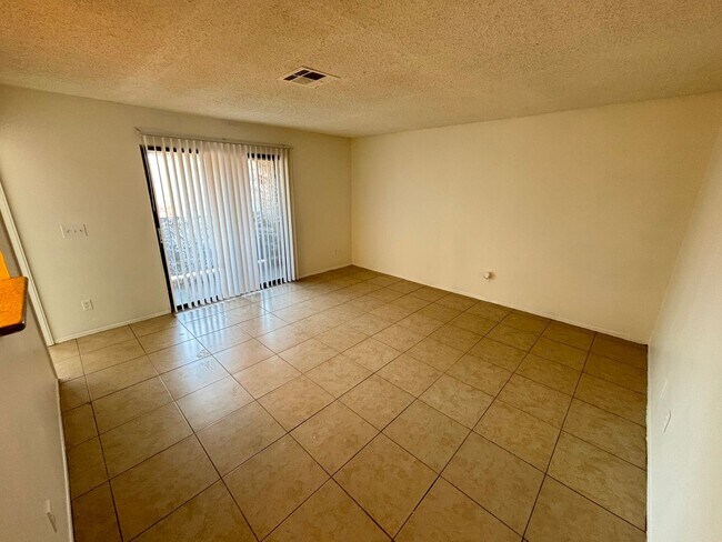 Foto del edificio - 4590 Carriage Park Dr