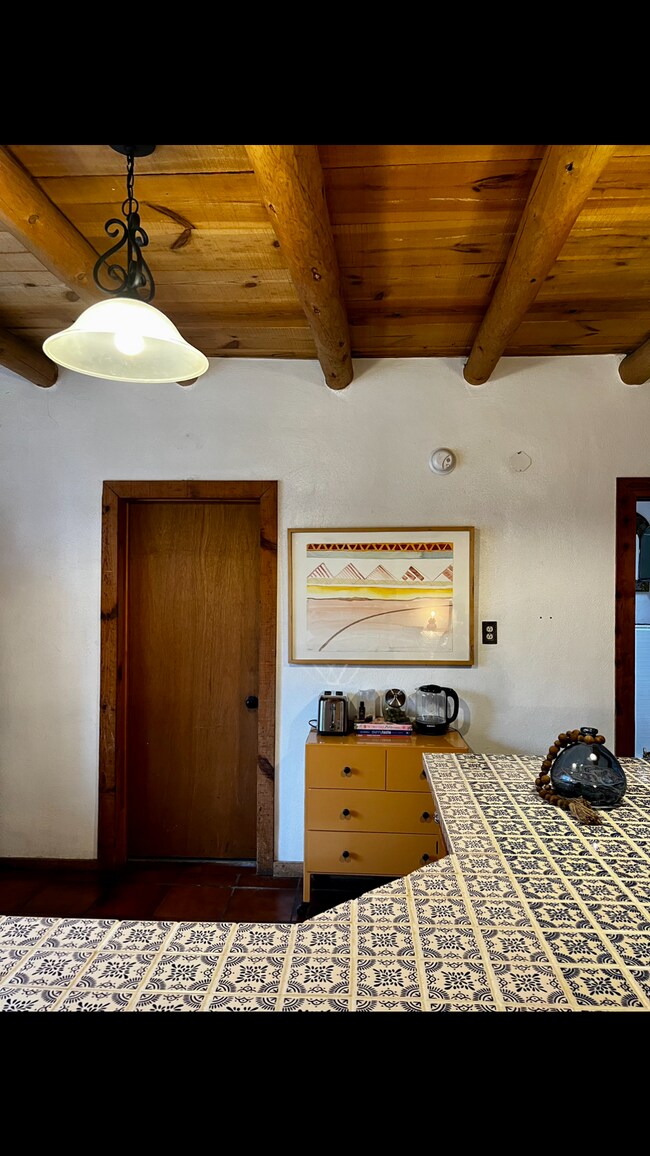 Foto del edificio - 114 Upper Ranchitos Rd