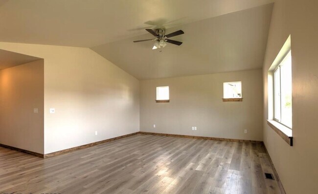 Foto del edificio - Spacious 3BR/2BA Home in Quiet Belgrade Neighborhood with Fenced Backyard & Garage