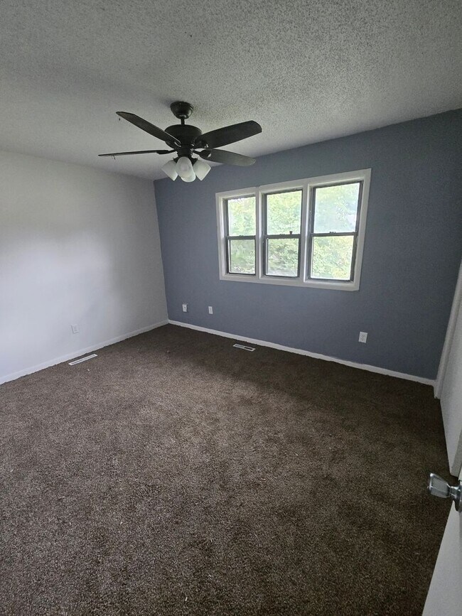 Foto del edificio - 3 bed 1 bath with partially finished basement & fully fenced in yard