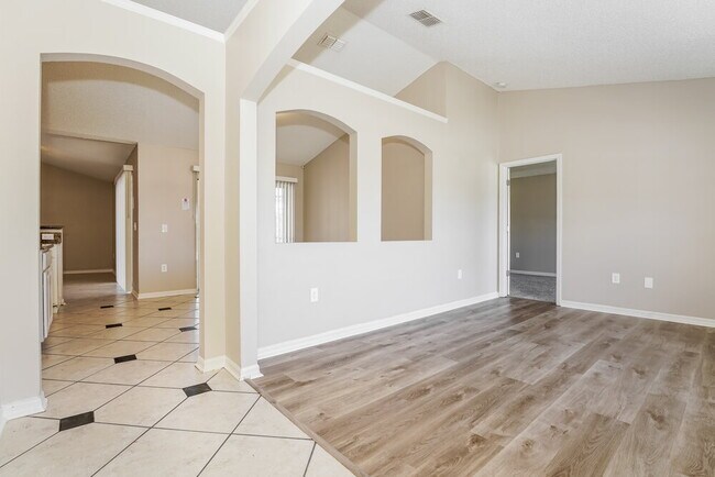 Foto del edificio - 2429 Ainsworth Ave