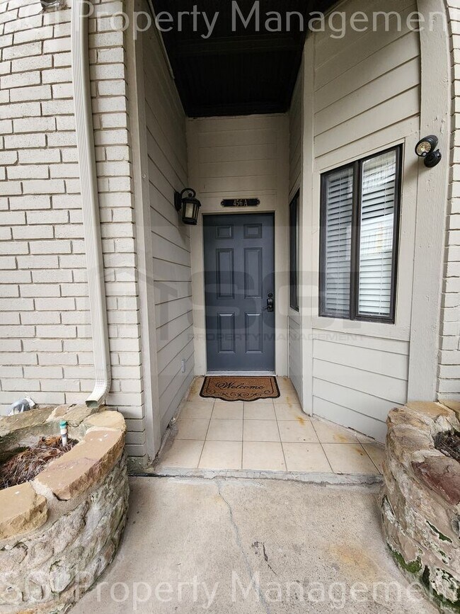 Building Photo - Rare 2 Bed 2 Bath Waterfront Property in R...