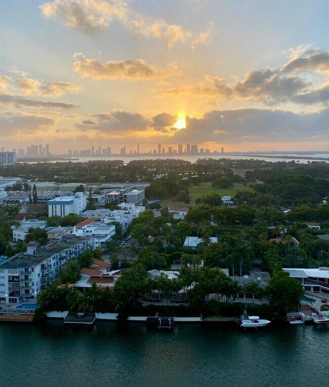 Foto del edificio - 2555 Collins Ave