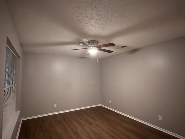 Foto del edificio - 4708 Pinson Dr