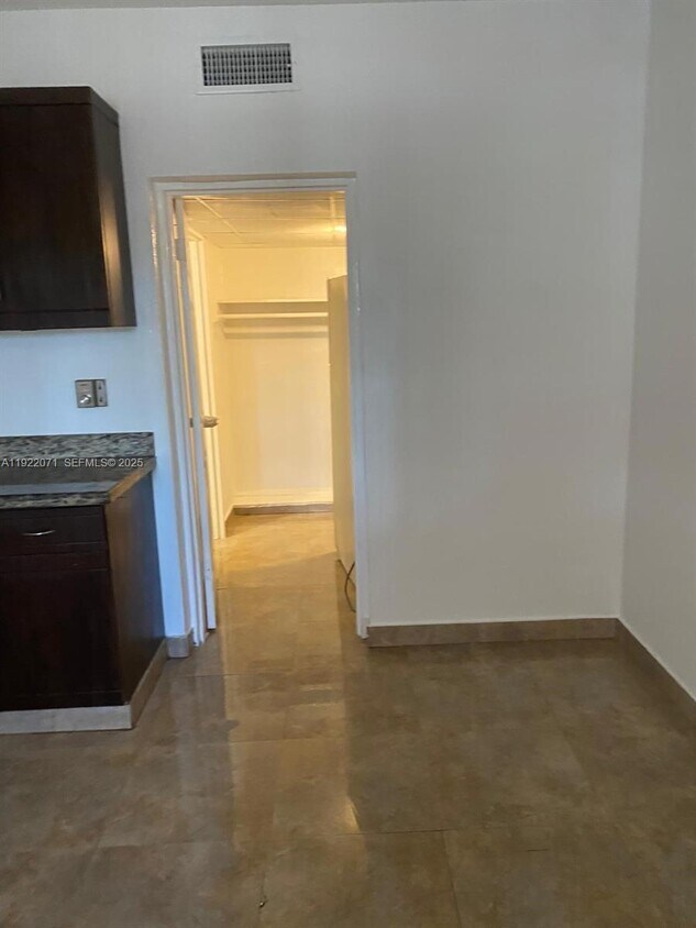 Foto del edificio - 26 Diplomat Pkwy