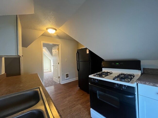 Foto del edificio - 666 Sims Ave