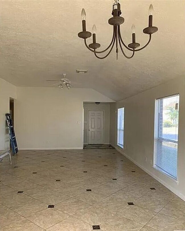 Building Photo - MOVE IN SPECIAL - 1/2 OFF FIRST MONTHS RENT!