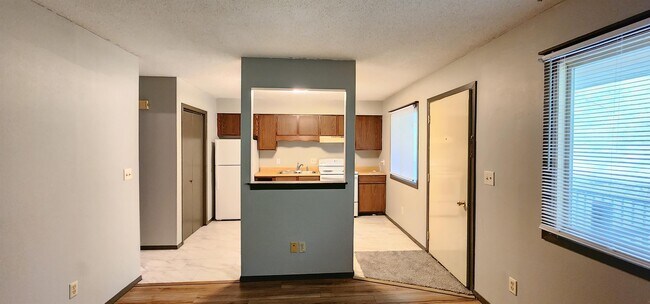 Building Photo - 515 Dewey Ave